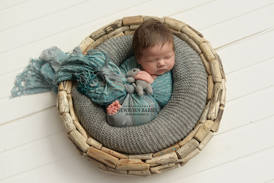 Фотосъемка новорожденных в корзине Фотосъемка новорожденных в корзине