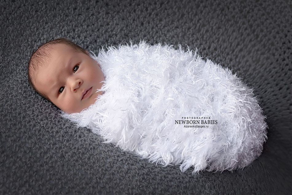 Фото новорожденного 18 дней, кокон. Кадр с новорожденным малышом которому 18 дней