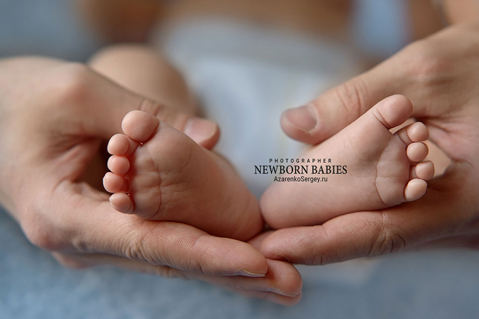 Ножки малышки в виде сердечка.  Обязательный кадр при съемке новорожденных это ножки малыша