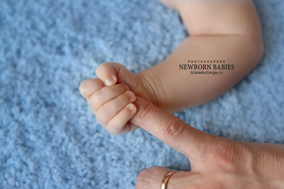 Какие крохотные у малашей ручки, нужно обязательно это показать на съемке Сравнение руки малыша и папиной