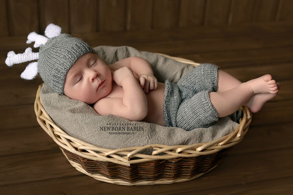 Новорожденный оленёнок спит в корзине  Малышь в костюме оленёнка спит в корзине на фотосессии