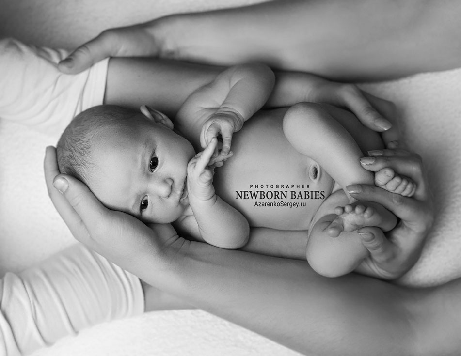 Руки родителей дают понять насколько же крошечный новорожденный малыш Руки родителей дают понять насколько же крошечный новорожденный малыш