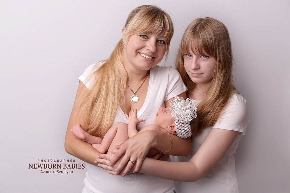Новорожденная малышка в руках мамы и сестры. Семейный портрет. Новорожденная малышка в руках мамы и сестры. Семейный портрет.