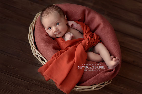 Даша позирует в корзинке Новорожденная малышка в корзинке