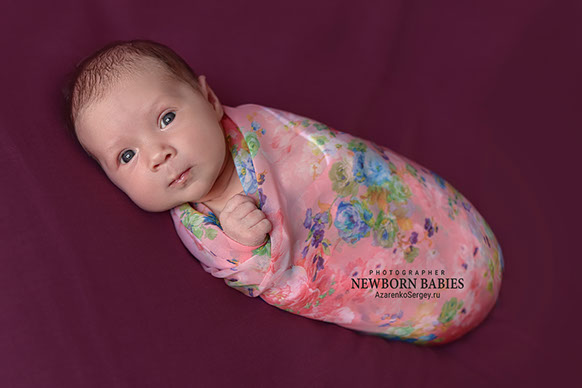 Мы решили сделать кокон, но Даша всё равно не засыпаса :) Малышка на фотосессии новорожденных с открытыми глазками