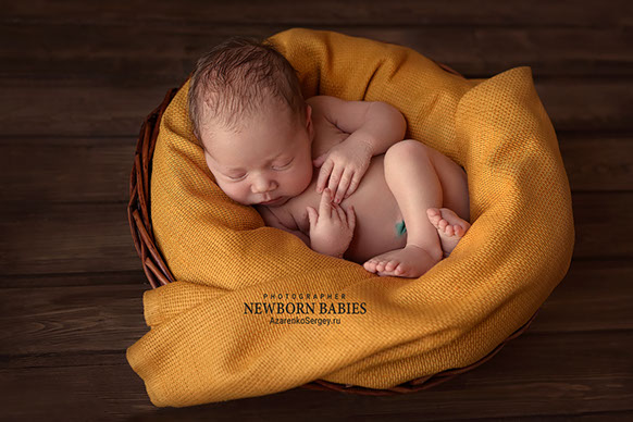 Но в итоге нам удалось её укачать и сделать ещё несколько фотографий Новорожденная спит в корзине на фотосессии