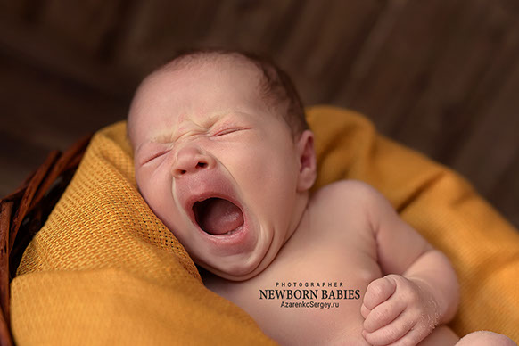 А вот так Даша мило зевнула, хорошо когда ловишь такие моменты Новорожденная зевает на фотосессии