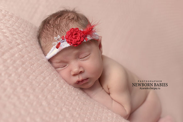 Во сне малыши такие милые Малышка спит на фотосессии новорожденных в Выборгской фотостудии