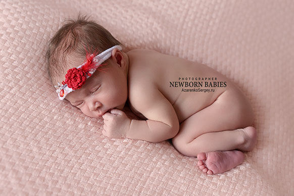 Вот такое счастье, мило спит на фотосессии. Малышь спит клубочком