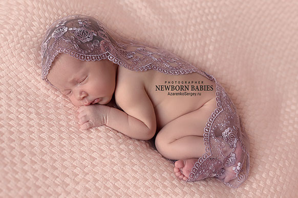 Пока Даша спала мы немножко меняли рекрезит Нежная девочка Даша сладко спит на фотосессии