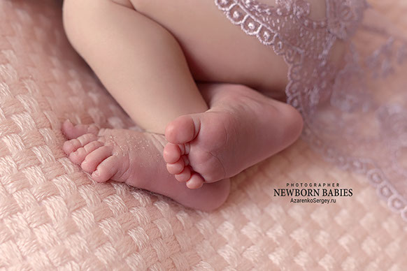 Ну и как же без пяточек, без них никак нельзя :) Ножки новорожденного